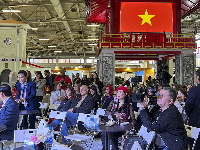 Doanh nghiệp và báo chí tham gia buổi giới thiệu du lịch Việt Nam